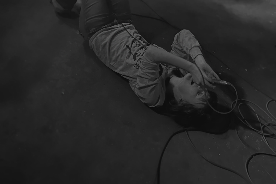 Jakobes sanger Carla Vors ligger på gulvet og skriger på et sort-hvidt billede